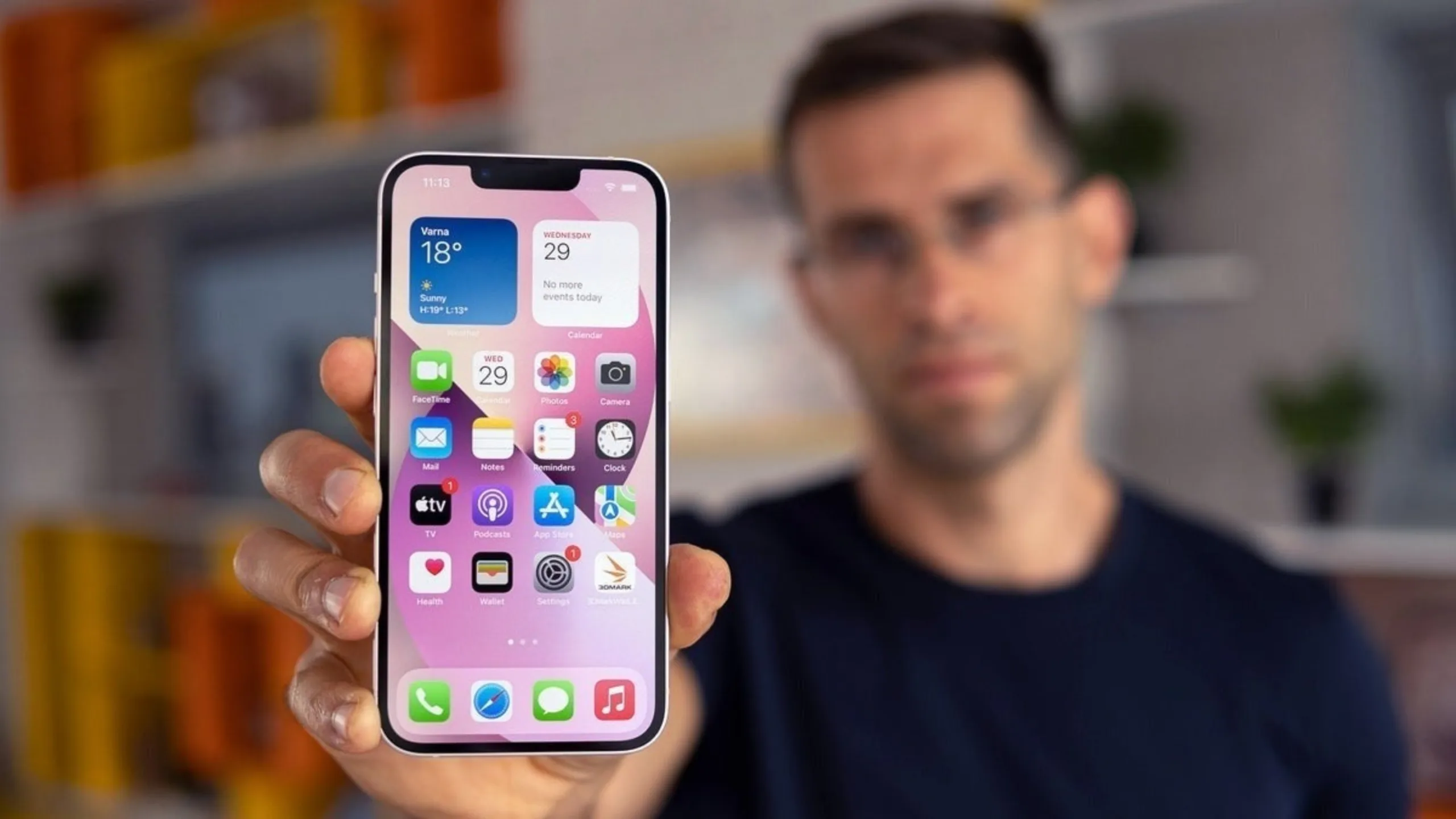 Segurança nacional: Apple pode ser forçada a trocar de fornecedor de telas para iPhone 2 Imagem com homem segurando um iPhone