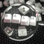 Imagem de destaque para o artigo 'Como criar scripts de automação no Linux usando Bash'. A imagem mostra teclas de teclado com letras formando a palavra 'Bash', destacadas por uma lupa, simbolizando a importância e o foco na automação com scripts.
