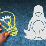 Mãos desenhando uma lâmpada colaborativamente ao lado do logotipo do pinguim do Linux, simbolizando a contribuição da comunidade no desenvolvimento do sistema.