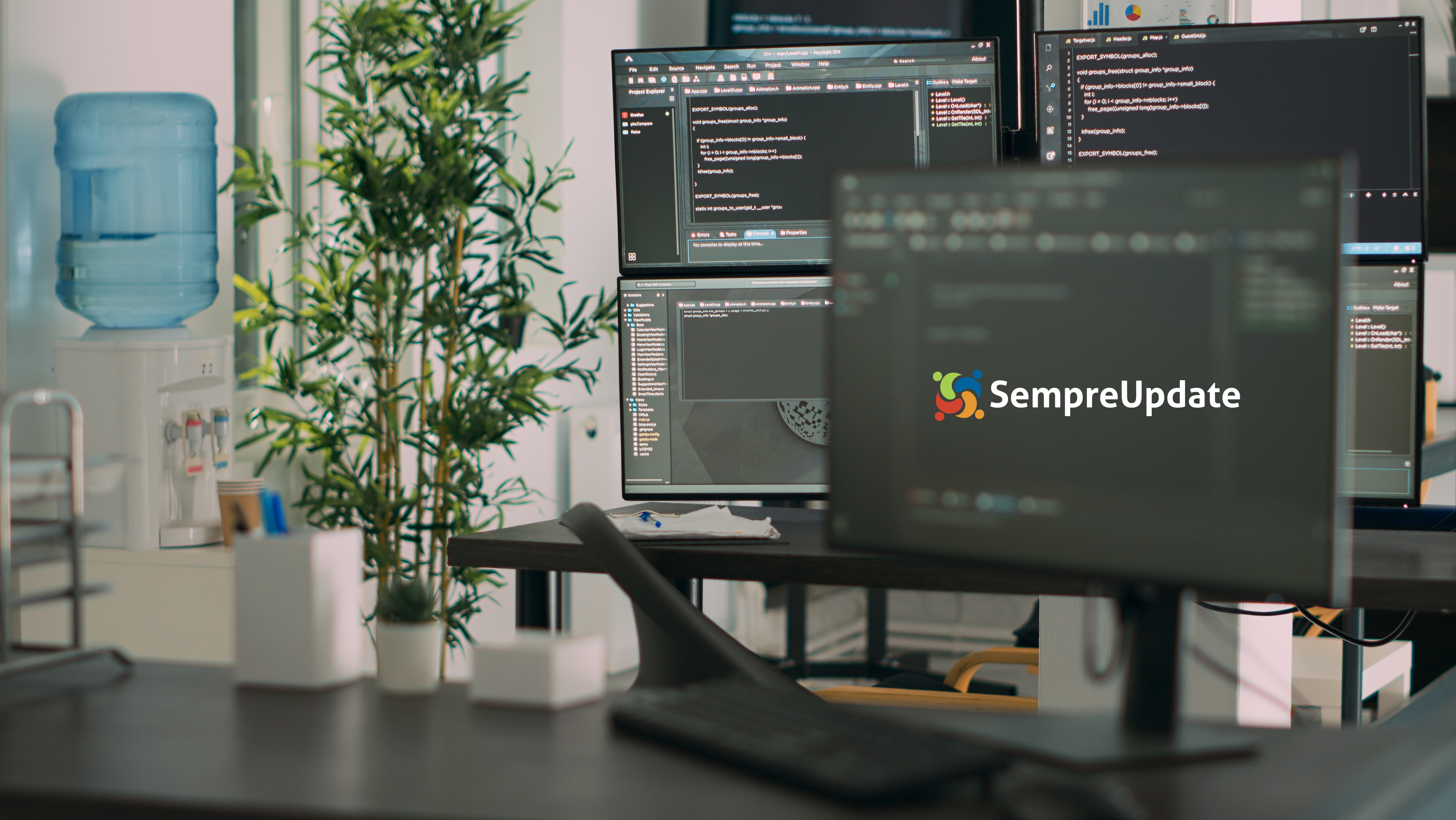 Imagem de destaque para o artigo 'Como configurar múltiplos monitores no Linux'. A imagem mostra uma estação de trabalho com múltiplos monitores exibindo códigos de programação, simbolizando o uso de múltiplas telas para aumentar a produtividade.