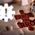 Peça de quebra-cabeça faltando com a palavra 'error' em destaque, simbolizando uma falha crítica em um sistema de software.