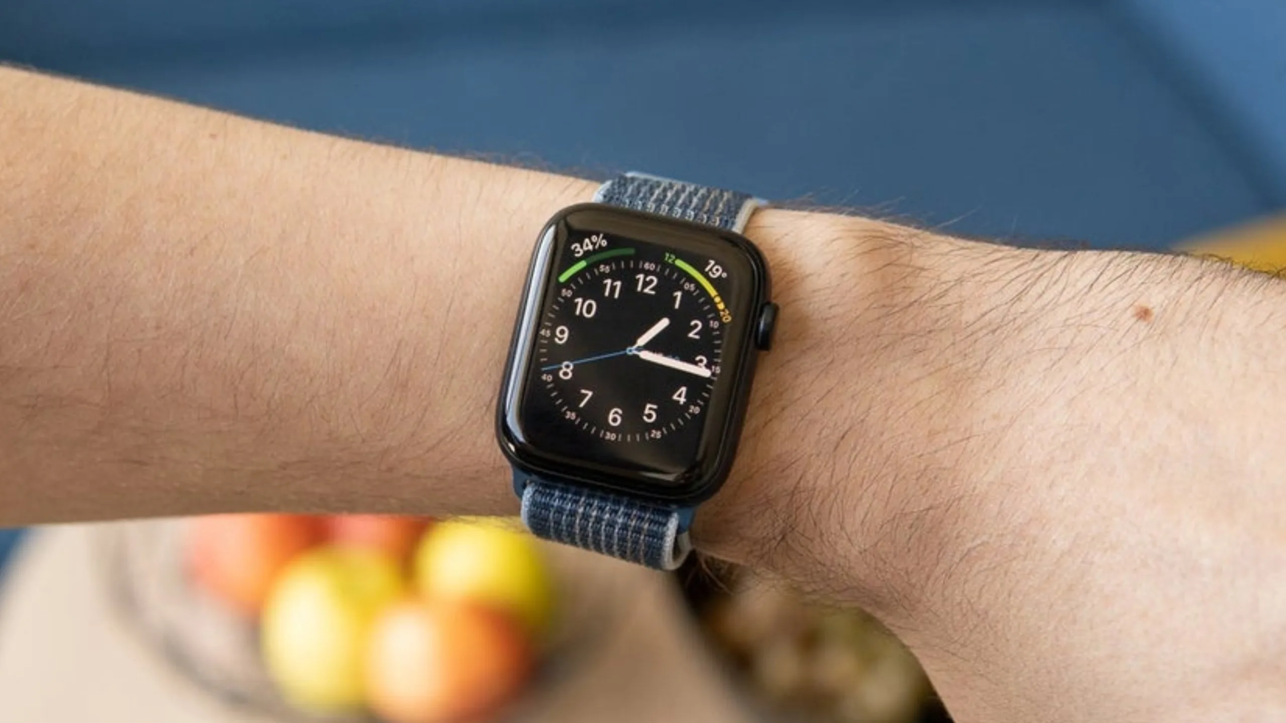 Apple pode estar desenvolvendo um Apple Watch de plástico para crianças 2 Imagem de relógio em braço