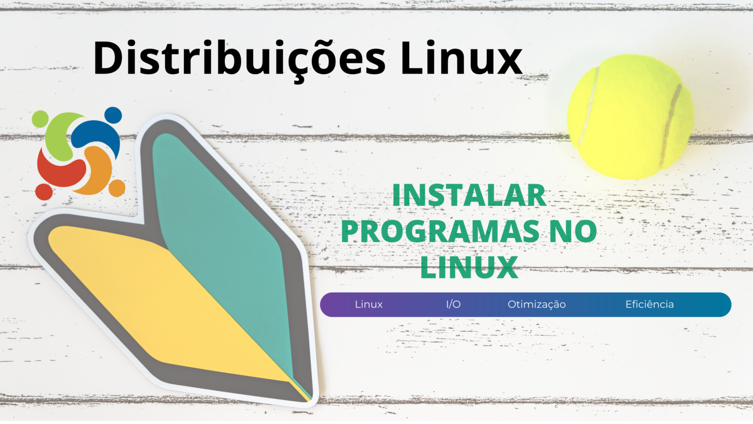 Imagem de destaque para o artigo sobre como instalar programas no Linux, com o título 'Instalar programas no Linux'. A imagem contém uma bola de tênis, um adesivo com o símbolo do Linux e uma faixa inferior destacando termos como 'Linux', 'I/O', 'Otimização' e 'Eficiência'.