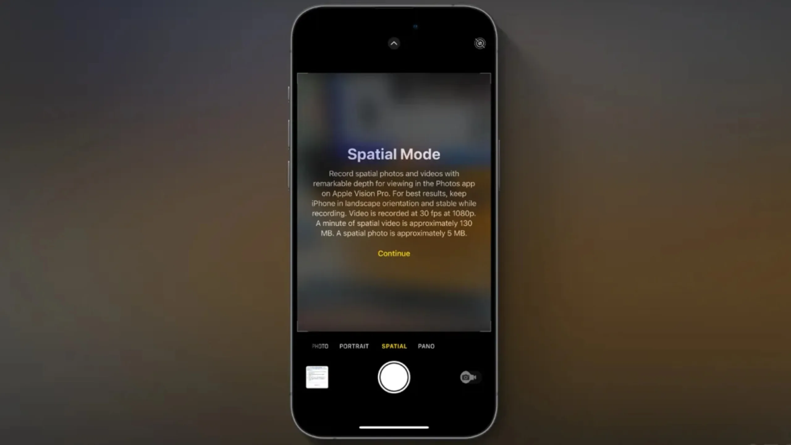 iOS 18.1: captura de fotos espaciais chega ao iPhone 15 Pro 2 Imagem com iPhone e mensagem na tela