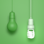 Lâmpada fluorescente branca acesa destacando-se entre três lâmpadas verdes apagadas, representando eficiência energética.