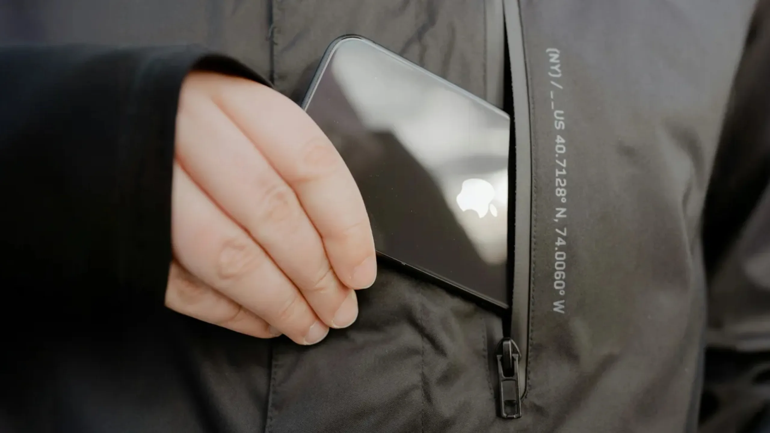 Apple pretende tornar os iPhones à prova de roubo 2 Imagem de home colocando iPhone no bolso