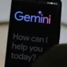 Imagem de smartphone com a logomarca do Gemini