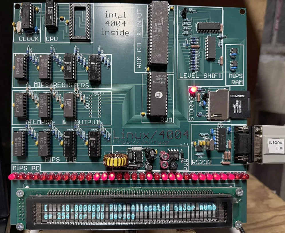 Placa de circuito eletrônico com componentes do processador Intel 4004, incluindo chips, conectores, e uma tela exibindo uma mensagem referente ao Linux.