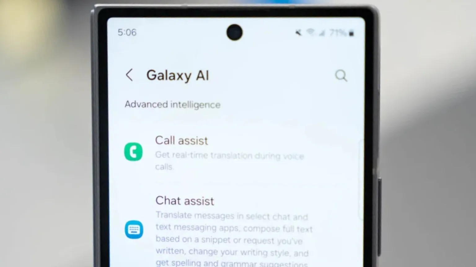 IA da Samsung pode revolucionar o menu de configurações em dispositivos Galaxy 1 Imagem com telefone com Galaxy AI
