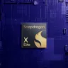 Chip Qualcomm Snapdragon X Elite em uma placa-mãe eletrônica com fundo azul e circuitos detalhados