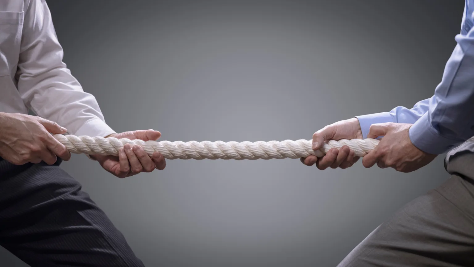 WordPress substitui ACF por Secure Custom Fields após controvérsia com WP Engine 1 Duas pessoas em lados opostos puxando uma corda, representando disputa ou conflito