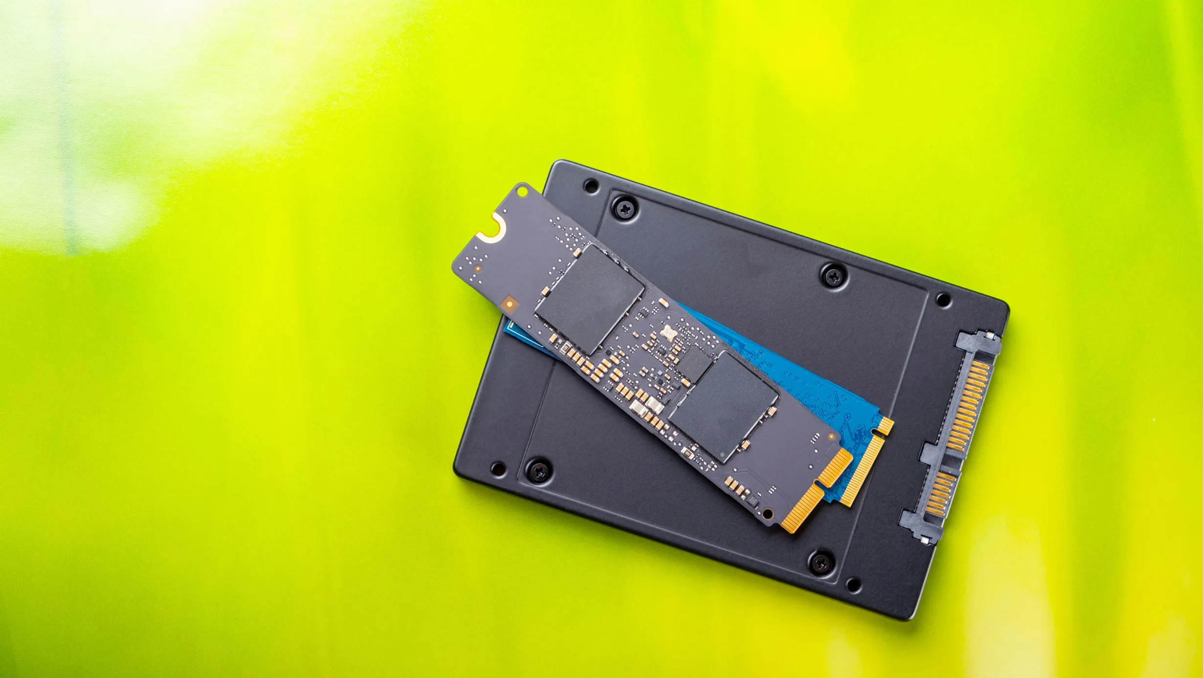 Patches otimizam exclusão de arquivos no F2FS em 54% no Linux 2 Dois tipos de armazenamento SSD: um SSD de 2,5 polegadas e um SSD M.2 sobre um fundo verde.