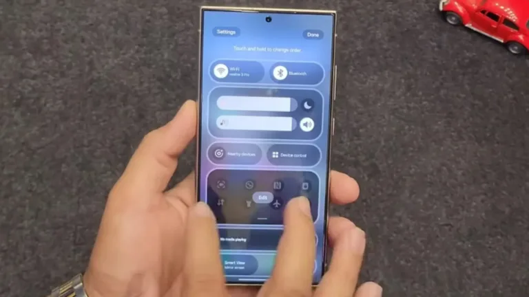 Imagem de smartphone Samsung com One UI 7 baseado no Android 15