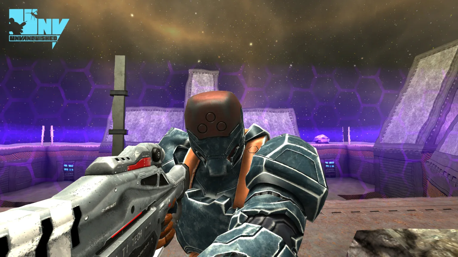 Personagem com armadura futurista segurando uma arma no jogo Unvanquished, em um ambiente espacial com estruturas hexagonais ao fundo.