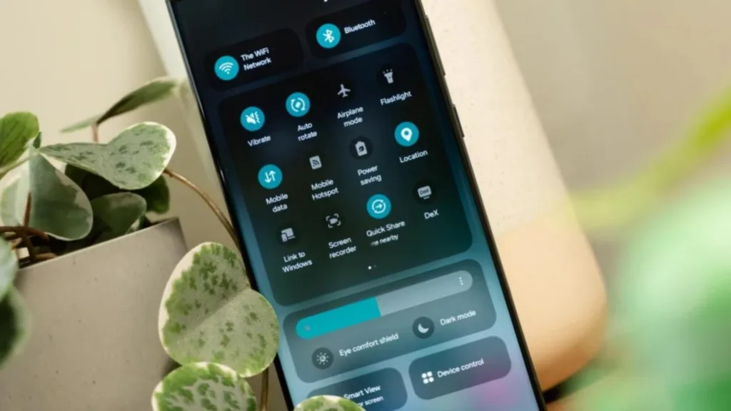 Imagem de smartphone Samsung com One UI 7 baseado no Android 15