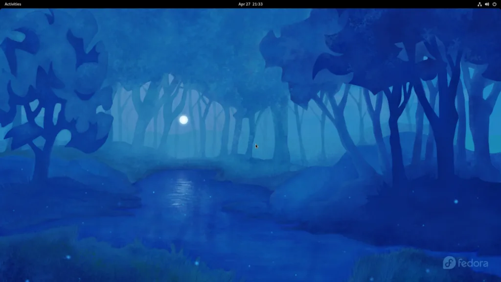 Tela do Fedora Linux com tema noturno, exibindo uma floresta estilizada com árvores e uma lua ao fundo, refletindo sobre um lago. Ambiente de desktop GNOME em execução no Fedora