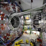 Vista detalhada do detector de partículas no Grande Colisor de Hádrons (LHC) no CERN, mostrando componentes e cabos intricados utilizados nas pesquisas científicas.