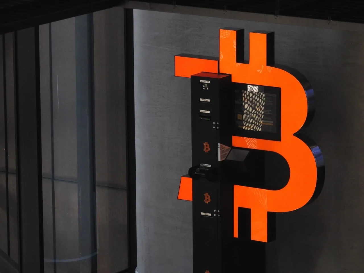 Como usar os caixas eletrônicos de Bitcoin em Petrópolis Guia completo 2 NBe2I8f5 obraz 1