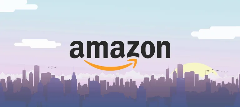 Logo da Amazon com fundo de cidade ao amanhecer, mostrando o horizonte urbano sob um céu claro