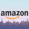 Logo da Amazon com fundo de cidade ao amanhecer, mostrando o horizonte urbano sob um céu claro