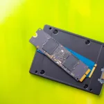 Dois tipos de armazenamento SSD: um SSD de 2,5 polegadas e um SSD M.2 sobre um fundo verde.