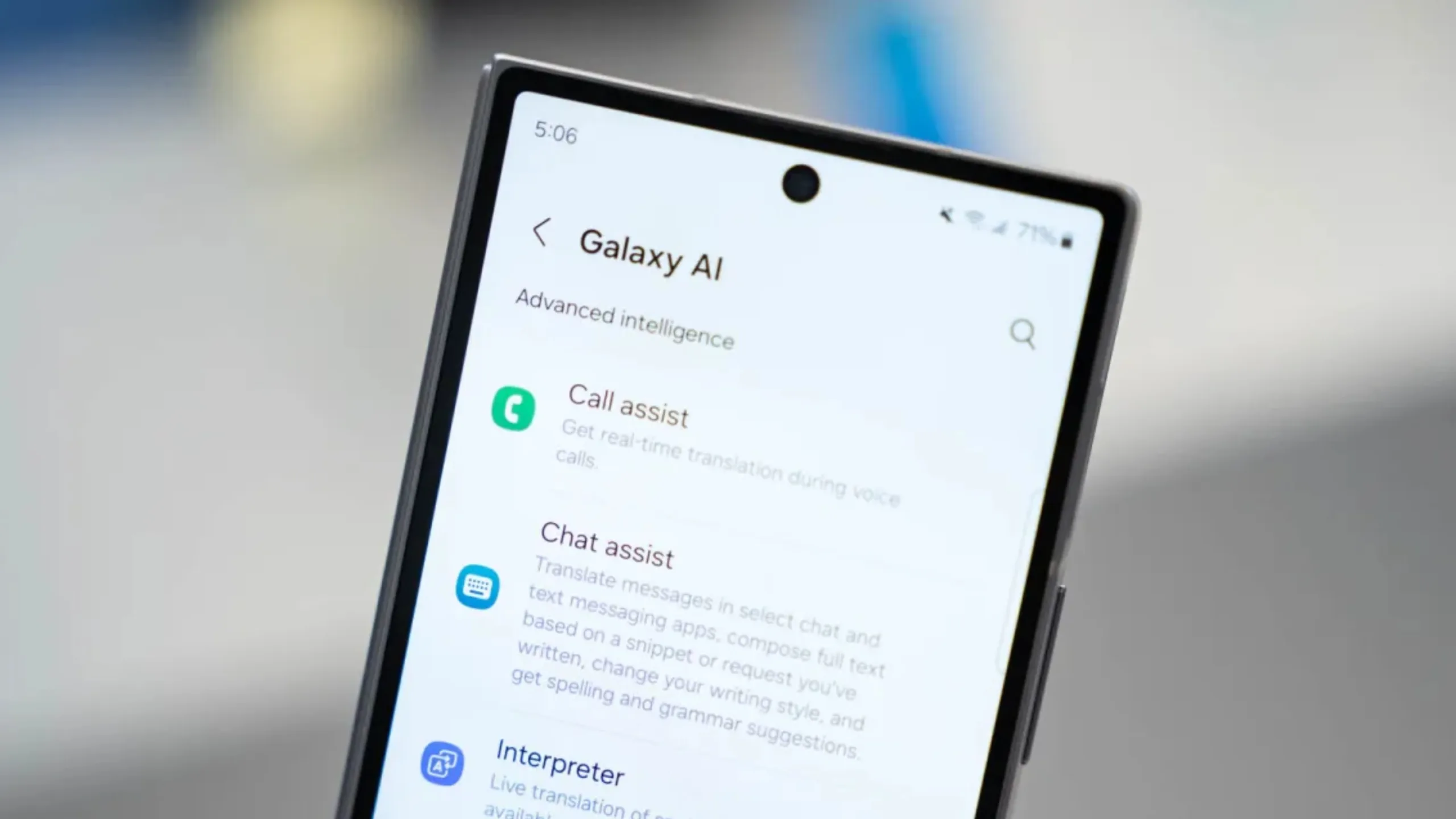 IA da Samsung pode revolucionar o menu de configurações em dispositivos Galaxy 2 Imagem com telefone com configurações Galaxy AI