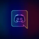 A imagem destaca o ícone do Discord em estilo neon, com contorno colorido em um fundo escuro, representando o logotipo do aplicativo de comunicação.