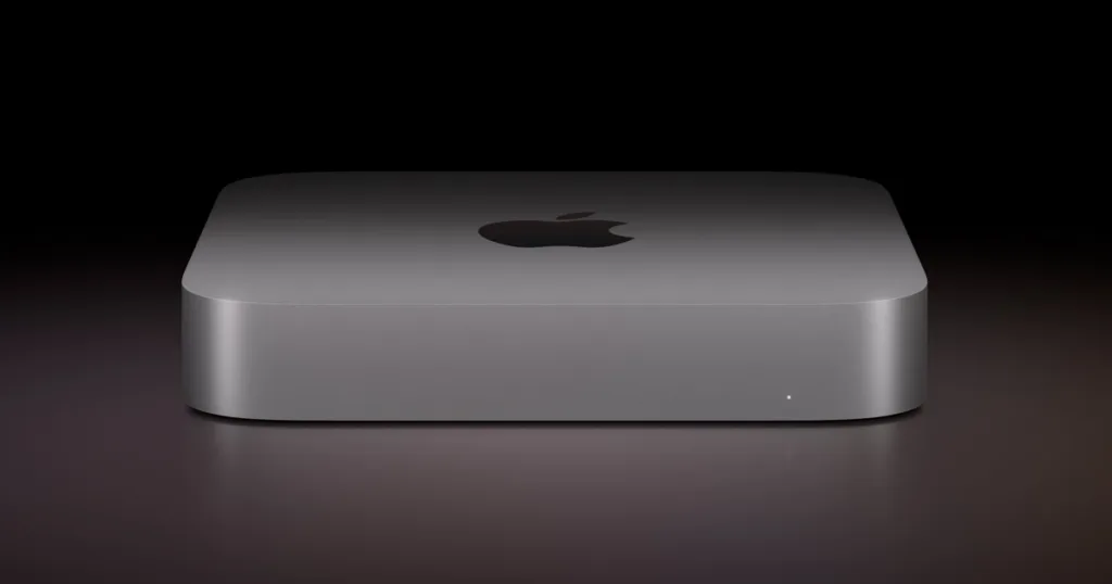 Apple Mac Mini em uma superfície escura, mostrando seu design compacto e minimalista.