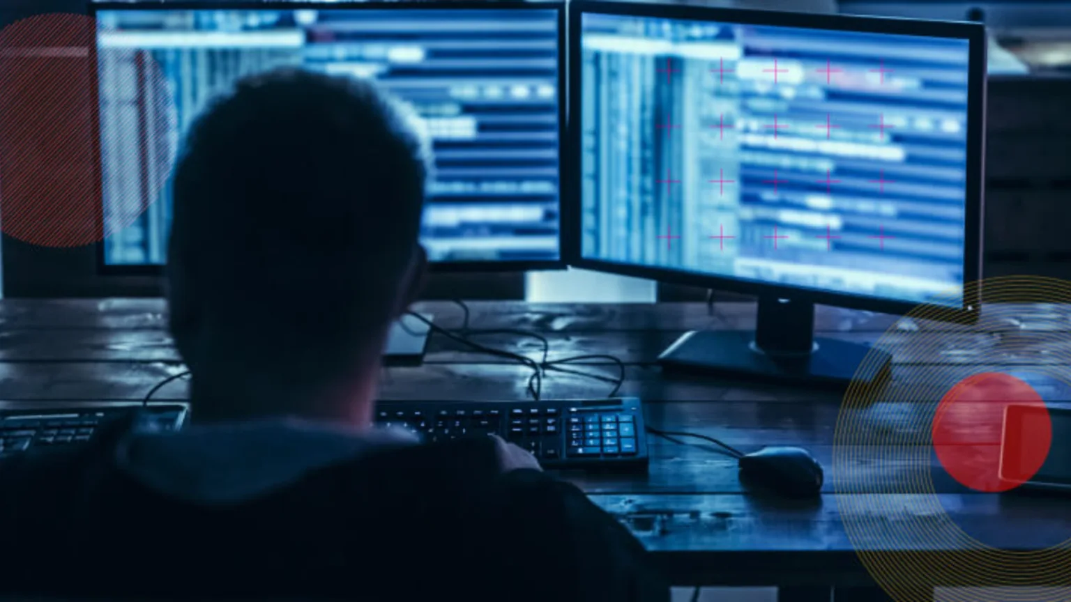 APT-C-60: Hackers usam StatCounter e Bitbucket na campanha de malware SpyGlace 1 Imagem de pessoa em frente a computadores