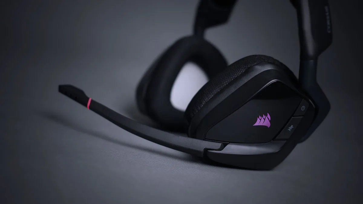 Novo driver para headsets Corsair Void será adicionado no Linux 6.13 2 Headset Corsair VOID PRO com iluminação RGB na lateral e microfone ajustável em um ambiente escuro.
