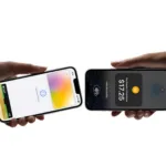 Imagem com iPhone com Tap To Pay sendo usado