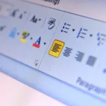 Interface do Microsoft Word com ferramentas de formatação de texto destacadas