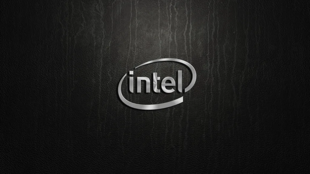 Logotipo da Intel em prata sobre um fundo escuro com textura de couro, destacando uma versão elegante e moderna da marca.