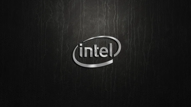 Logotipo da Intel em prata sobre um fundo escuro com textura de couro, destacando uma versão elegante e moderna da marca.