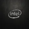 Logotipo da Intel em prata sobre um fundo escuro com textura de couro, destacando uma versão elegante e moderna da marca.