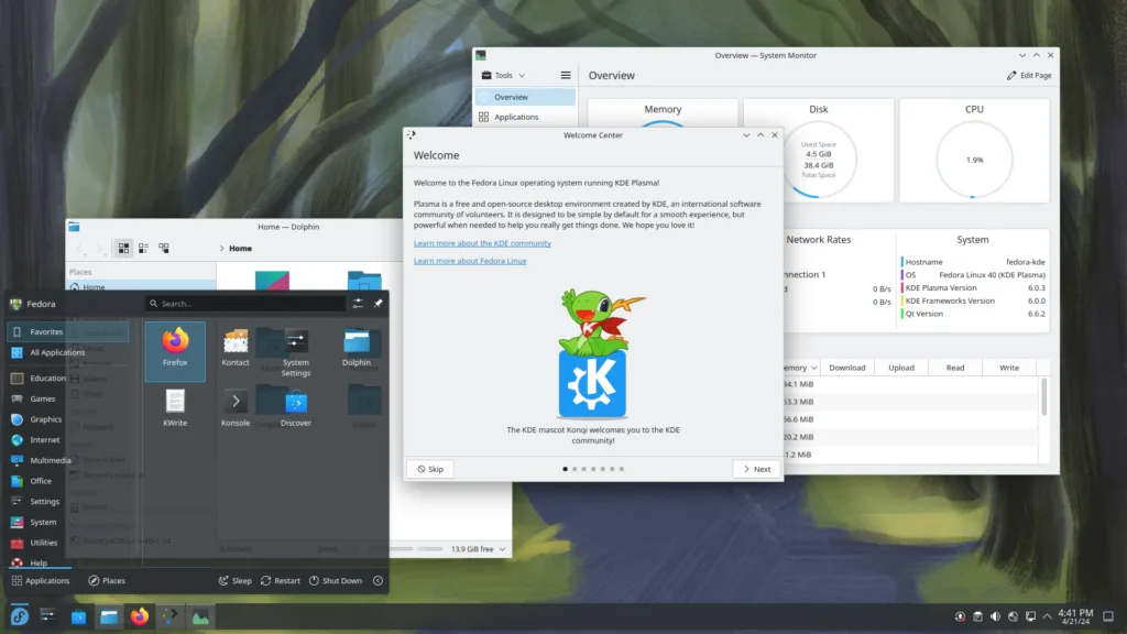 Captura de tela do Fedora KDE Plasma, mostrando o Centro de Boas-Vindas, gerenciador de arquivos Dolphin, menu de aplicativos, e monitor do sistema exibindo informações sobre CPU, disco e memória.