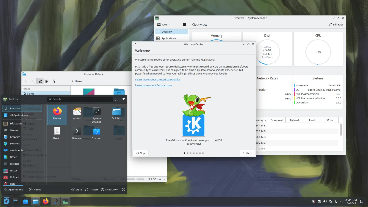 Fedora KDE 41: novidades e melhorias nesta versão 1 Captura de tela do Fedora KDE Plasma, mostrando o Centro de Boas-Vindas, gerenciador de arquivos Dolphin, menu de aplicativos, e monitor do sistema exibindo informações sobre CPU, disco e memória.