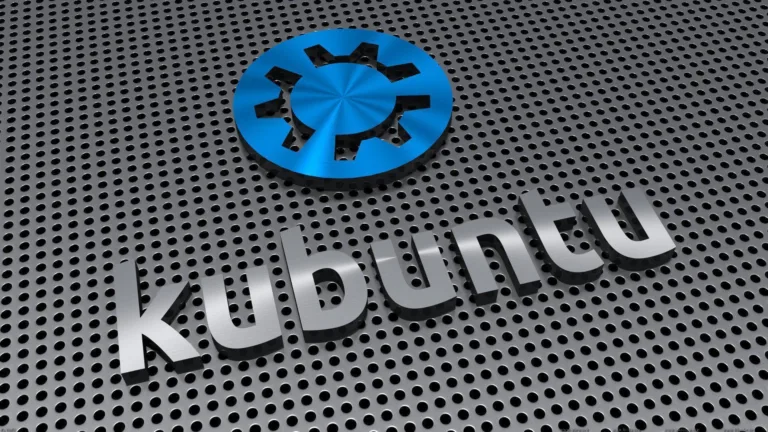 Logo do Kubuntu em estilo metálico sobre fundo perfurado, representando a identidade visual moderna e tecnológica da distribuição Linux.