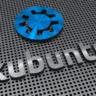 Logo do Kubuntu em estilo metálico sobre fundo perfurado, representando a identidade visual moderna e tecnológica da distribuição Linux.