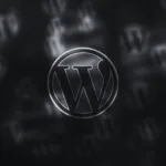 Logotipo do WordPress em tons de preto e cinza, sobre um fundo escuro com várias sombras do mesmo símbolo