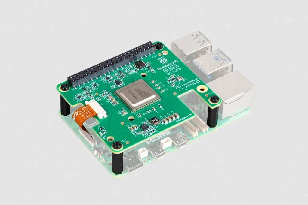 Placa Raspberry Pi AI HAT+ montada em um Raspberry Pi, mostrando o acelerador Hailo com capacidade de 26 TOPS.