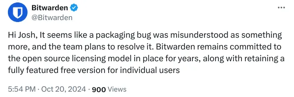 Postagem do Bitwarden no X (antigo Twitter) respondendo a um usuário sobre um problema de bug de empacotamento, reafirmando o compromisso com o modelo de licenciamento de código aberto e mantendo uma versão gratuita para usuários individuais