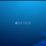 Captura de tela da área de trabalho do BackBox Linux 9, mostrando um menu de aplicativos com ferramentas de auditoria como Wireshark, Metasploit e Ettercap, sobre um fundo azul com o logotipo 'BackBox' ao centro.