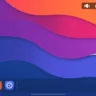 Tela inicial do webOS Open Source Edition exibindo um plano de fundo colorido com ondas e ícones de aplicativos na parte inferior, incluindo opções para configurações e vídeo, além de ícones de volume, notificações, e Wi-Fi no canto superior direito.