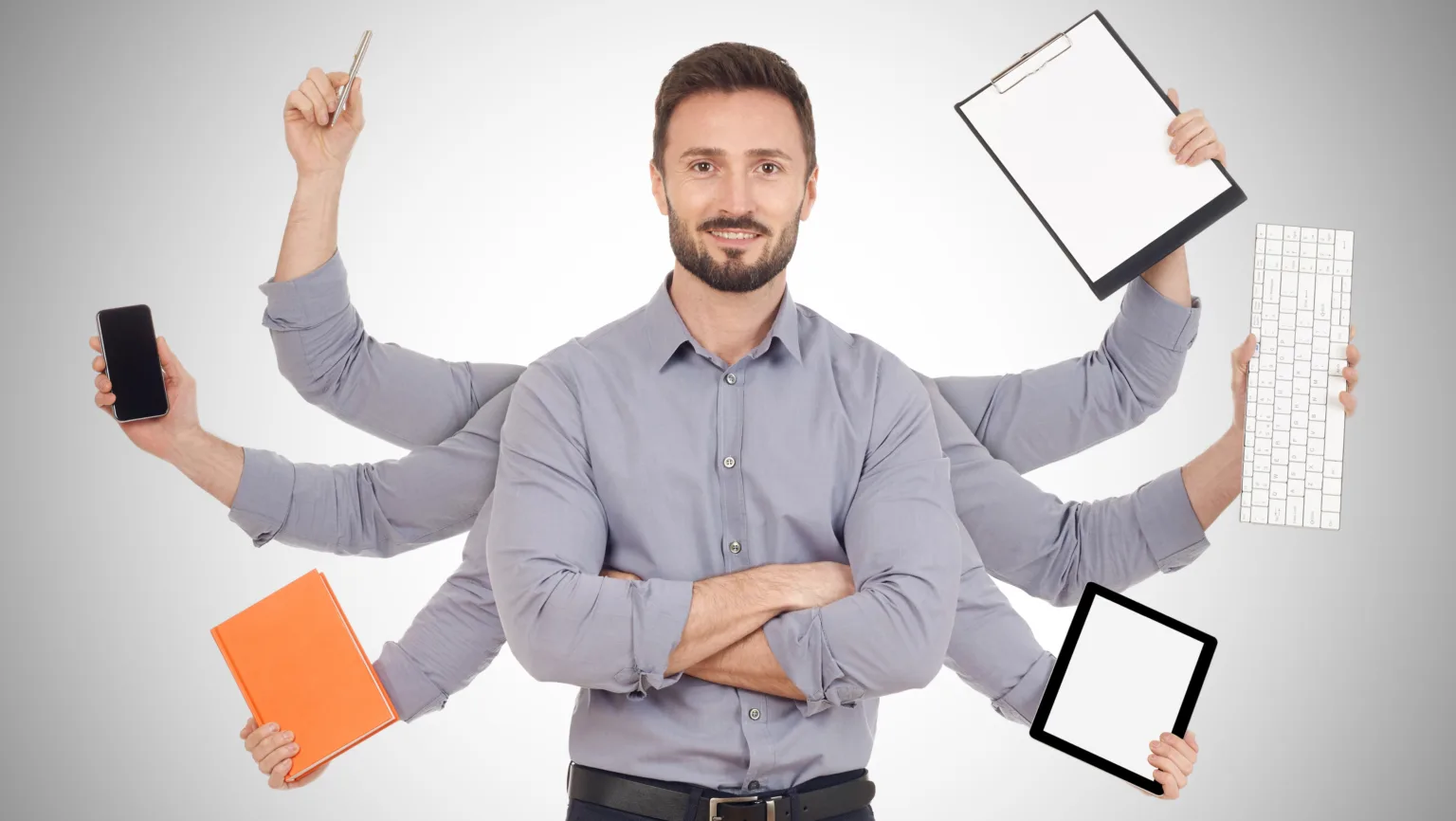 Linux 6.13 melhora sistema de tarefas em segundo plano com aumento de capacidade 1 Homem multitarefa representando o gerenciamento eficiente de tarefas, segurando itens como teclado, tablet, caderno, e outros dispositivos, simbolizando produtividade e organização no Linux 6.13.