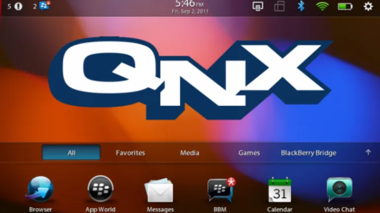 Tela inicial do sistema operacional QNX da BlackBerry, com ícones de navegador, mensagens, calendário e integração com o BlackBerry Bridge.