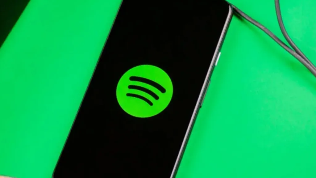 Imagem com smartphone exibindo a logomarca do Spotify