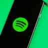 Imagem com smartphone exibindo a logomarca do Spotify