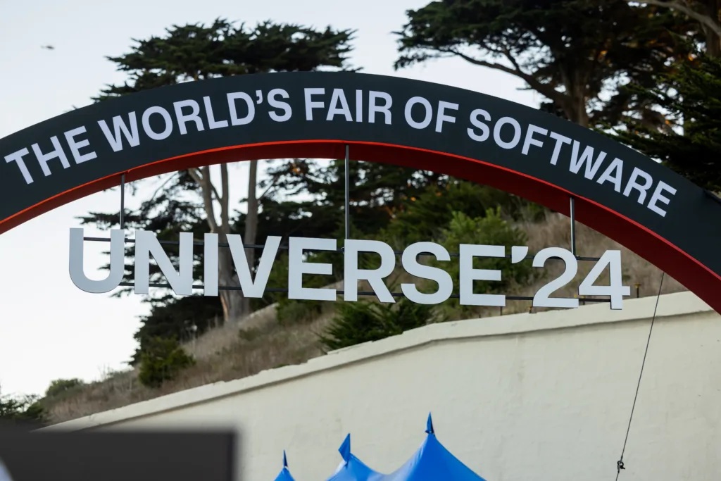 Arco de entrada da GitHub Universe 2024 com a frase "The World's Fair of Software" e "Universe '24", simbolizando o evento como uma grande feira de inovação em software.