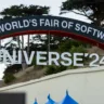 Arco de entrada da GitHub Universe 2024 com a frase "The World's Fair of Software" e "Universe '24", simbolizando o evento como uma grande feira de inovação em software.